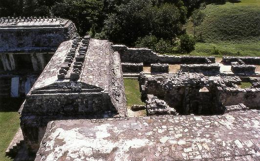 Die Bauten des Maya- Zentrums von Palenque verfügen über Kraggewölbe, die unter Mansarddachformen zusammengefasst sind. Früher ergaben alle Bauten dieser Maya- Stadt ein Ensemble von Mansarddächern.