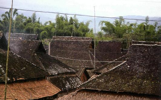 Dachlandschaft des Städtchens Mengzhe unweit von Jinghong in Yunnan ganz im Süden Chinas an der Grenze zu Burma. Alle Bauten verfügen über Kraggiebelflusswalmdächer, die sich in regenreichen Gebieten in China seit ca. 6000 v.Chr. bewährt haben.
