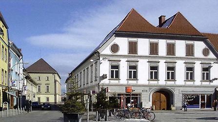 Diese Aufnahme (Februar 2006) zeigt den ehemaligen Zustand der Dominikanergasse mit Homannhaus rechts, der profanierten Kirche im Hintergrund, einem Teil des Klosters, und mit den schmalen Bauten links, die zum Teil weichen mussten., © Alfred Joham