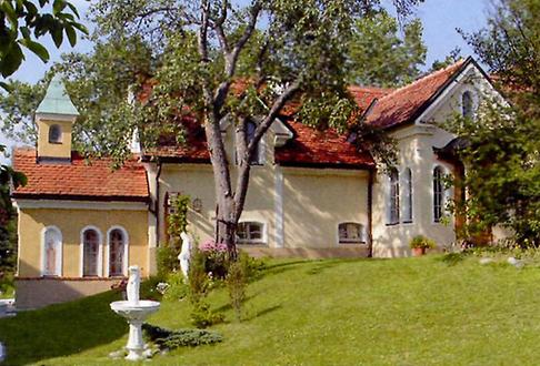 Seminarhaus und Kapelle von Süden.