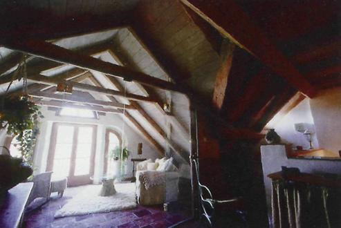 Innenaufnahme des Dachausbaues- die Konstruktion des Dachstuhles bildet einen reizvollen Kontrast zur neuen Glastrennwand.