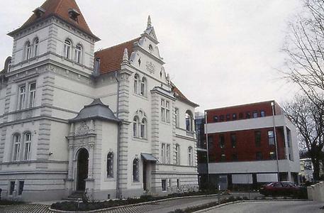 Villa mit Zubau - Kontrastarchitektur ist angesagt.