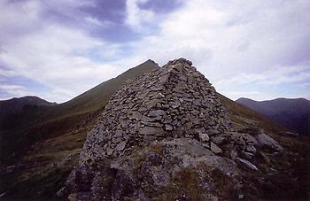 Der archaische Bau von der Rückseite gesehen.