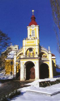 Die Kalvarienbergkirche mit ihrem hochbarocken Fassadenprojekt.