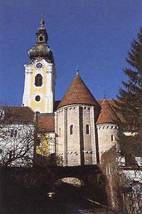 Kirche und Karner von Süden aus gesehen.