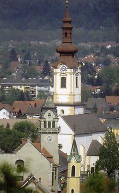 Die Türme vom Leibnitzer Kloster vorne, Rathaus mit den farbig lasierten Ziegeln und Jakobskirche hinten, vom Frauenberg aus gesehen.