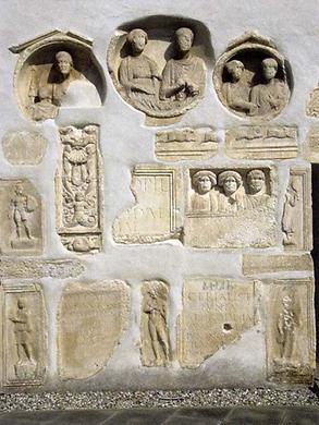 Unzählige römische Grabstelen aus Flavia Solva wurden in den mächtigen Mauern von Schloss Seggau als Baumaterial verwendet und inzwischen zum Teil freigelegt.