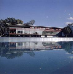 Im neuen Freibad im ehemaligen Schlossgarten spiegelt sich der grosse Neubau.