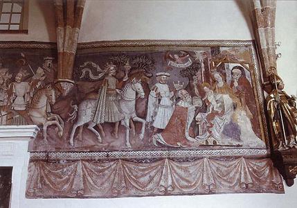 Die gotischen Fresken von 1430 an der Chornordwand geben den Zug der Heiligen Drei Könige nach Bethlehem und die Anbetung des Kindes wieder; interessant sind auch die Schablonenmalerei des Rahmens und der gemalte Vorhang unterhalb.