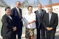 Generalkoversatorin Dr. Eva-Maria Höhle,Präsident DI Dr.Wilhelm Georg Rizzi, BM Elisabeth Gehrer, Direktor Kurt Farasin und Bundesrat Gottfried Kneifel vor dem Neptunbrunnen; Foto: H.Preis