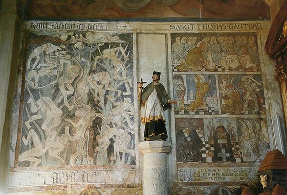 Fresken an der Nordwand des Langhauses: Hier steht eine gotische Darstellung einem Fresko von F. Silberbauer von 1935 gegenüber.