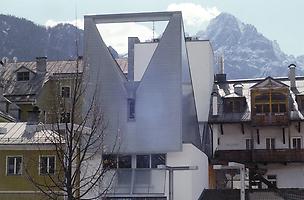 Abb.4 - Raimund Abraham`s HYPO-Bank in Lienz in Osttirol von der Hofseite, errichtet 1993. Hier findet sich das Motiv eines „negativen' Daches. Man kann die Dachform aber auch als zwei Halbgiebel sehen, ein Architekturelement, das gerade bei historischen Hinterhofbauten relativ oft anzutreffen ist., Foto: A. Scheucher