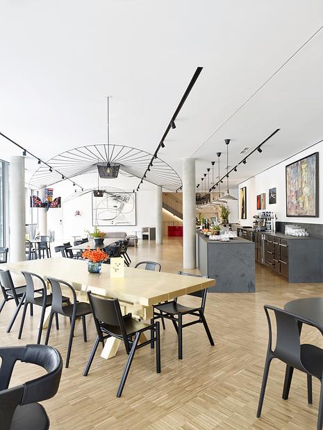 Lobby mit Lokal „The Lend – Kitchen and Bar“