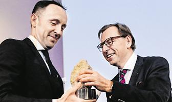 Stefan Heissenberger erhält den Preis von Landesrat Christian Buchmann\Foto: BG/JAJMAN