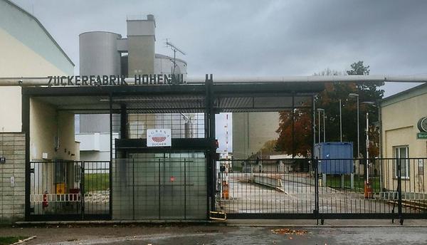 Hinter den geschlossenen Toren der Zuckerfabrik in Hohenau an der March florierte einst das Fabrikleben