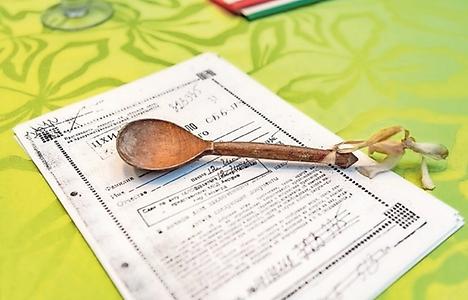 Der selbst geschnitzte Löffel hängt heute in der Küche