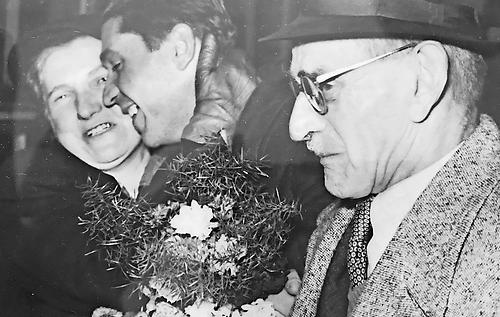 Vor 65 Jahren fotografierte die Kleine Zeitung den Russland-Heimkehrer Alois Gosch mit Eltern am Grazer Hauptbahnhof.