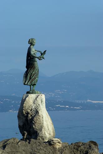 Opatija, Mädchen mit Seemöwe