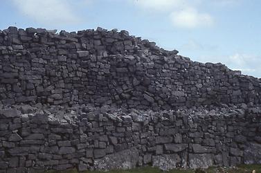 Dry masonry wall