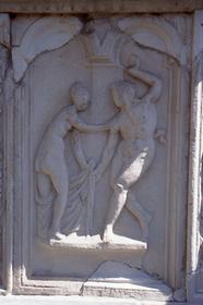 Die zwei niederen mythologischen Gestalten einer Mänade und eines Satyrs, beide von sehr erotischer Bedeutung, sollen auf ein lustvolles Leben auch im Jenseits hinweisen.