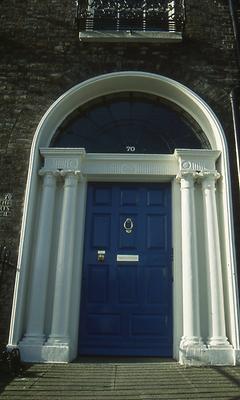 dunkelblaue Tür