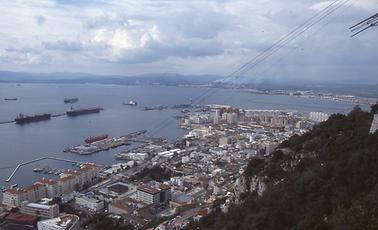 Stadt und Hafen. In der Ferne im Hintergrund Algeciras