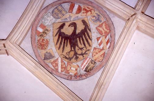 Die Wappen der habsburgischen Erblande, auf denen sich die eigentlich Macht des Hauses Österreich begründete, begleiten hier die Jahreszahl 1449 an der Decke der sogenannten Friedrichskapelle. Die Ziffer 4 der Jahreszahl wird hier, wie damals üblich als eine halbe 8 geschrieben.