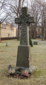 Altes Steinkreuz im aufgelassenen Friedhof