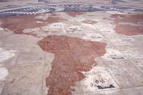 Mosaik vor dem Denkmal