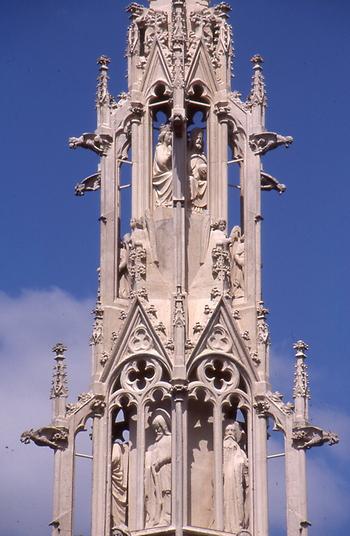 „Spinnerin am Kreuz“ gotische Bildsäule