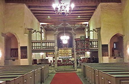 Kirchenraum mit Rokoko-Chorschranke