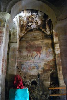 Die Fresken der rechten Außenwand neben dem vierten Deckenfeld zeigen u.a. den Heiligen Georg, der gerade den Drachen tötet. Das Gewölbe darüber ist eine Kuppel in der Art eines “gotischen“ Maßwerks.