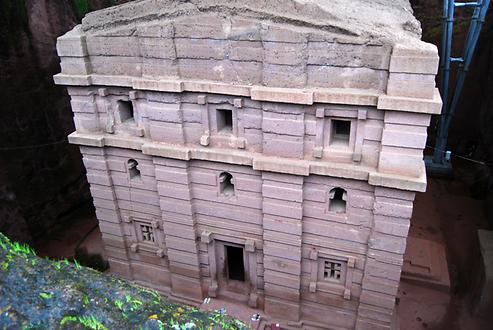 Blick auf die Bete Emanuel in Lalibela aus dem 13. Jh., die als UNESCO Weltkulturerbe von einem gewaltigen Dach gegen Regen geschützt wird.