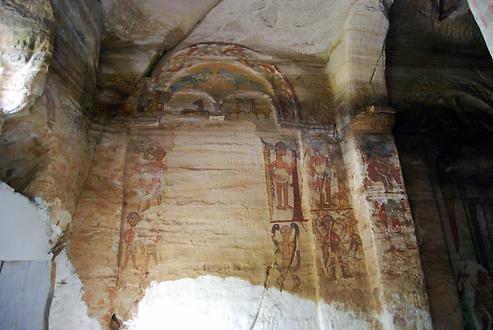 Menschen, Schlangen, Antilopen, Vögel und Bäume prägen die Gestaltung des ersten Feldes im linken Kirchenschiff.