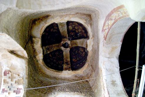 Das zentrale Deckenfeld im Kirchenraum zeigt eine Kuppel mit einem orthodoxen Kreuz mit gleich langen Armen.