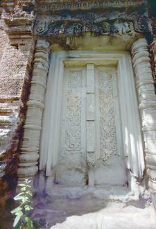 Einer von drei Scheineingängen am Tempel; sie wurden aus Naturstein hergestellt. Der restliche Bau besteht aus gebrannten Ziegeln, die im Dachbereich ein Vorkraggewölbe formen.