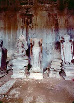 In einem der Räume eine sitzende und zwei kopflose stehende Buddha-Statuen wurden von der Roten Khmer zurückgelassen.