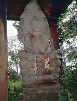Buddha im Lotussitz und mit der Naga-Schlange.
