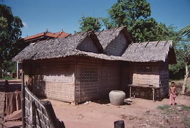Hütten im nahen Dorf Ta Keo.