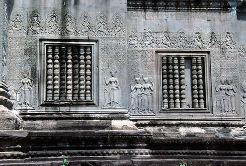 Die Reliefs werden von Scheinfenstern mit gedrechselten Steinstäben unterbrochen.