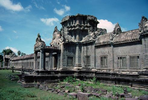 Die zum Zentrum orientierten Außenwände der Galerien von Angkor Wat sind weitgehend mit Flachreliefs überzogen.