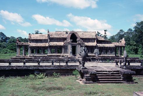 There are libraries at the central entrances over the causeways.