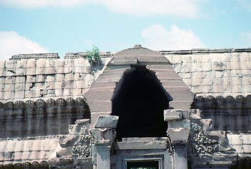 The roofs of the libraries have a unique, highly intricate carving on the corbels of the corbel vaults that prevents water from entering through the vertical joints.