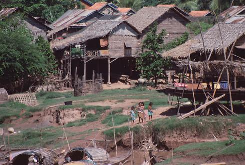 Hütten an einem kleinen Fluss nahe Ta Keo