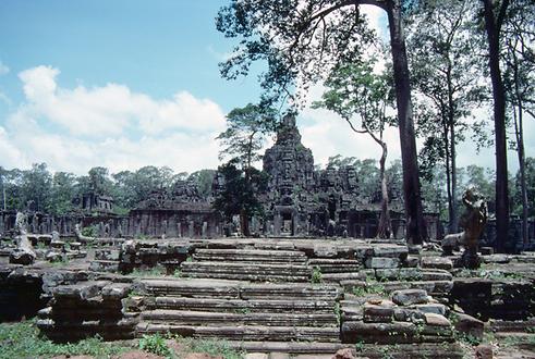 Ein Blick von der Seite auf den Bayon-Tempel von Angkor Thom.