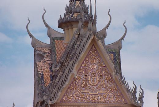 Even the roof of the royal palace still showed the damage from the war in 1990.