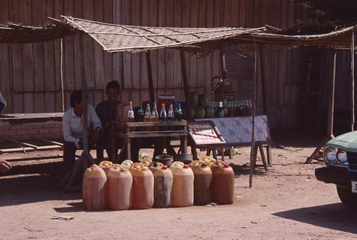 Tankstelle bei Phumi Banam; auch die kleinen Flaschen auf dem Tisch enthalten Treibstoff.