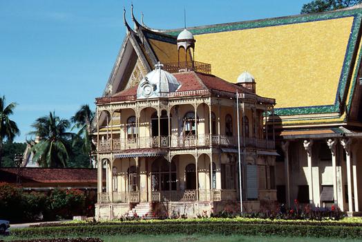 Das Haus des Prinzen Sihanouk vor den Bauten des Königspalastes, ein Gusseisen-Fertigteilhaus aus Frankreich aus der Mitte des 19. Jh.