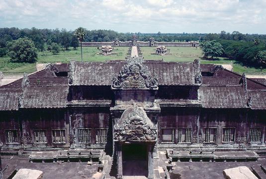 Allein die Dimensionen der Anlage von Angkor sind mit ca. 25 auf 35 km unglaublich - wenn man die Roluos Gruppe mit einbezieht.