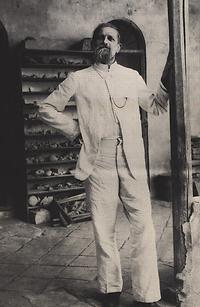 Robert Koldewey in seinem Grabungshaus in Babylon, fotografiert von der Forscherin Gertrude Bell.